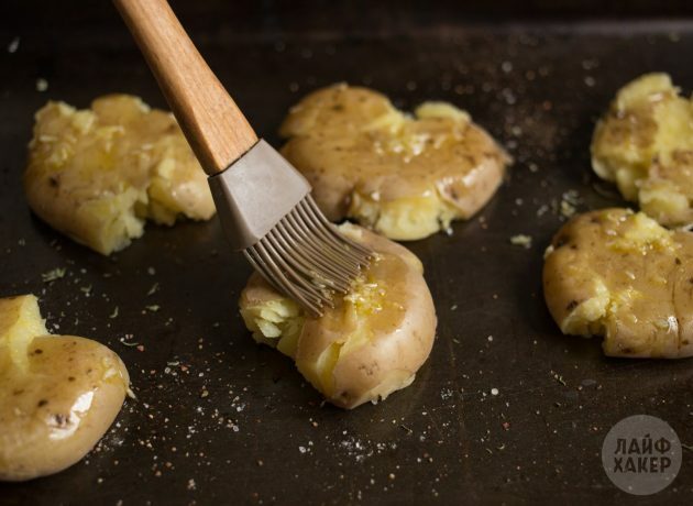 So backen Sie Ofenkartoffeln im Ofen: Alles mit Knoblauchöl bestreichen