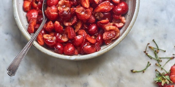 Roter Obstsalat mit Erdbeeren und Kirschen