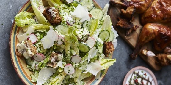 Caesar Salat mit Huhn, Gurke und Radieschen von Jamie Oliver