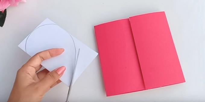Geburtstagskarte mit Ihren eigenen Händen: Farbe auf einer Seite des weißen Papiers des Herzens und geschnitten entlang der Kontur