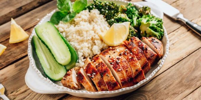 Gebackenes würziges Hähnchen mit Blumenkohl-Couscous