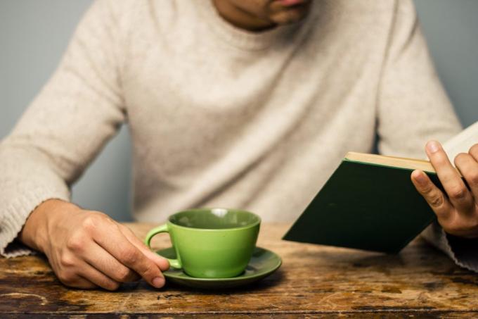 Wie die Abhängigkeit von Zucker überwinden: Entspannen Sie sich mit Tee und ein Buch