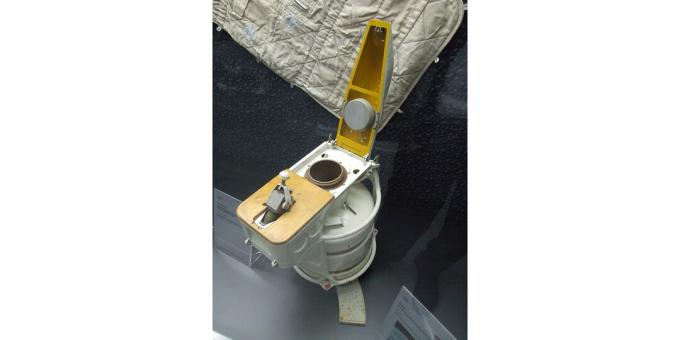 Eine der Toiletten an der Mir-Orbitalstation