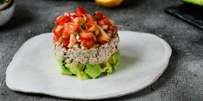 Salat mit Thunfisch, Tomaten und Avocado