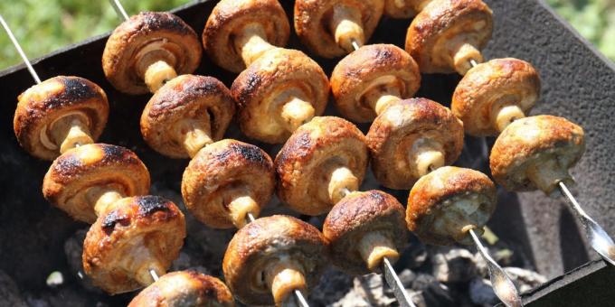 Was im Freien zu kochen, mit Ausnahme von Fleisch: Kebab mit Pilzen in saurer Sahne und Knoblauch-Marinade