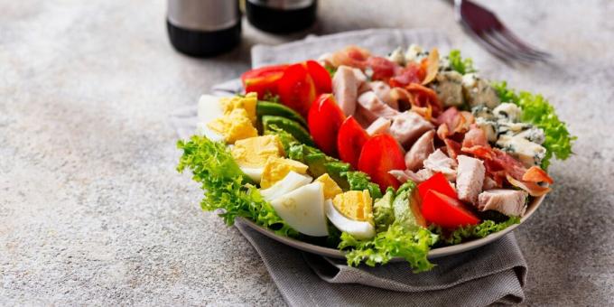 Cobb-Salat mit Schinken, Eiern, Avocado, Kirschtomaten und Blauschimmelkäse