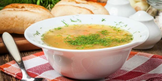 Suppe mit Hühnermägen und Pilzen