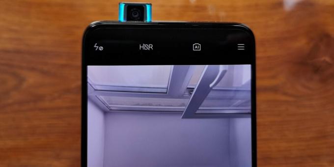 Die Frontkamera des Xiaomi Poco F2 Pro ist im Gehäuse versteckt und gleitet bei Bedarf heraus