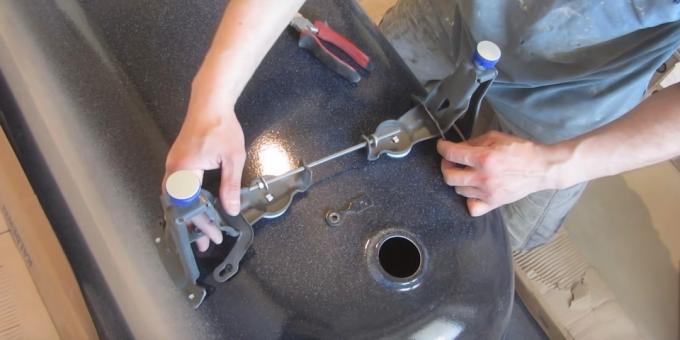 Installieren des Bades: Wie das Stahlbad Füße montieren