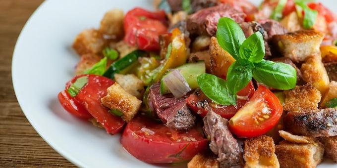 Salat Rezept mit Rindfleisch, Croutons, Kirschtomaten und Basilikum
