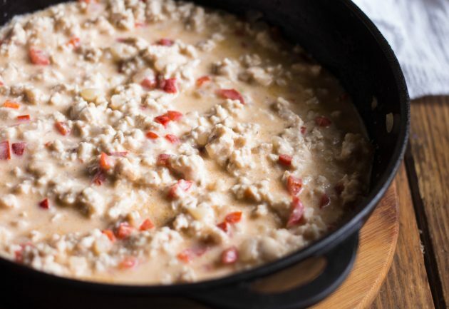 So machen Sie eine Enchilada: Würzen Sie das Hackfleisch mit Sauce