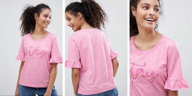 Damenmode T-Shirts aus europäischen Geschäften: T-Shirt mit einem Aufdruck und Rüschen Nur Jolene Aufenthalt Loveley