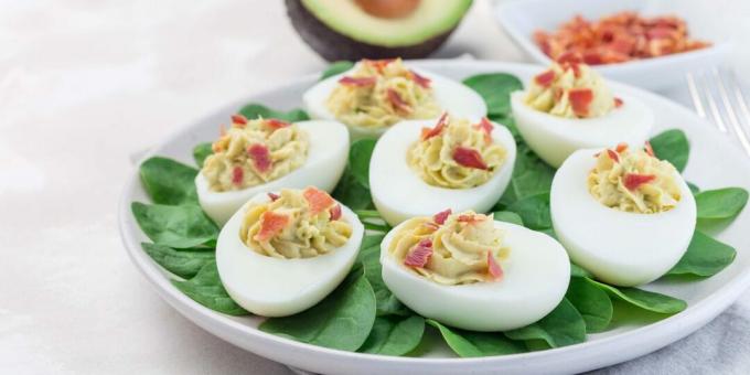 Gefüllte Eier mit Avocadocreme und Speck