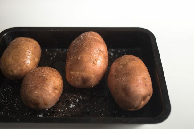 Schicken Sie die Hasselbeck-Kartoffeln in den Ofen