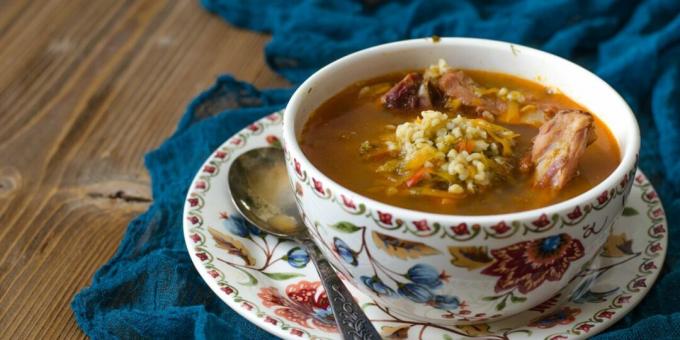 Suppe mit geräucherten Rippchen und Bulgur