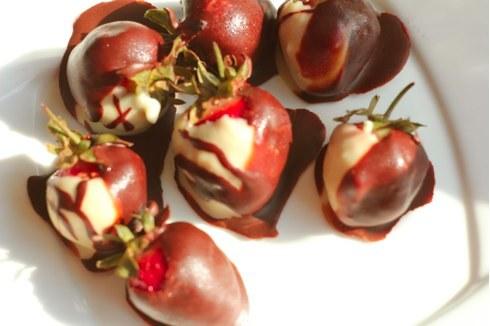 die leck Rezept: Erdbeere in schwarze und weiße Schokolade