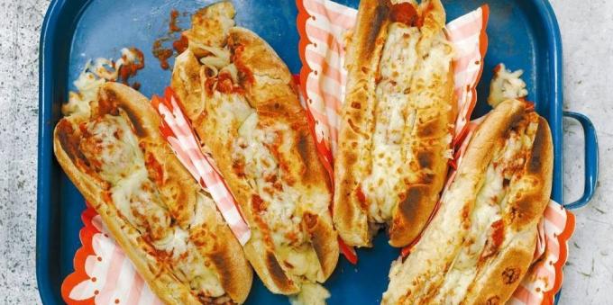 Rezept heiß Rindfleisch Sandwiches mit Fleischbällchen und Tomatensauce