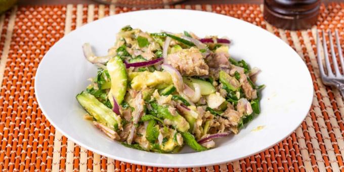 Salat mit Thunfisch, Avocado und Gurke