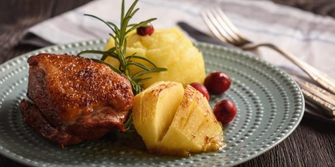 Ente in den Ofen Rezepte: Wie Entenbrust mit Äpfeln vorzubereiten