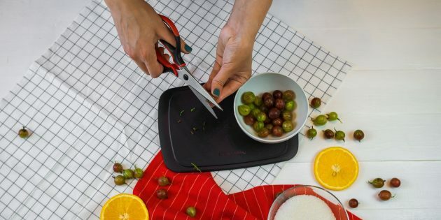 Stachelbeer-Orangen-Marmelade: Bereiten Sie die Beeren vor