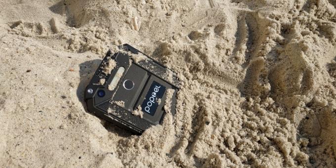 Geschützte Smartphone Poptel P9000 Max: Im Sand