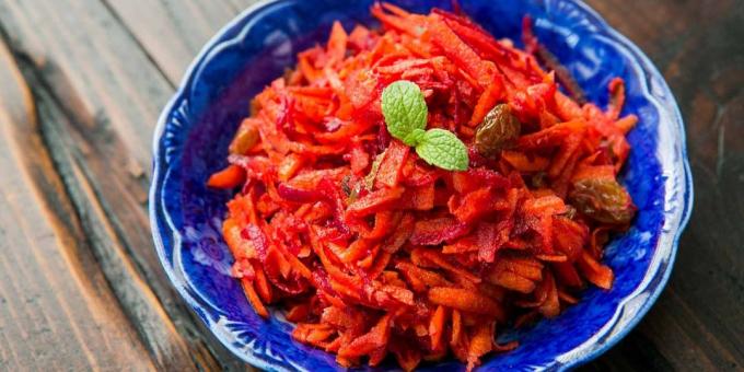 Pikanter Salat von frischen Rüben und Karotten, Rosinen und Honig-Dressing