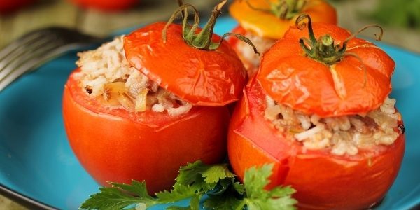 Gebackene Tomaten gefüllt mit Schweinefleisch und Reis