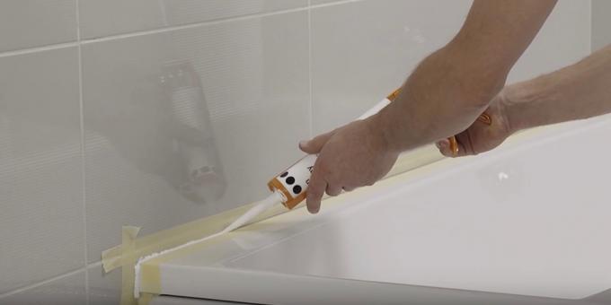 Installieren des Bades mit seinen Händen: Vereinbaren Naht Seite der Kontur