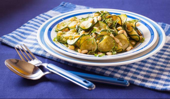 Salat mit frittierten Zucchini und Pinienkernen