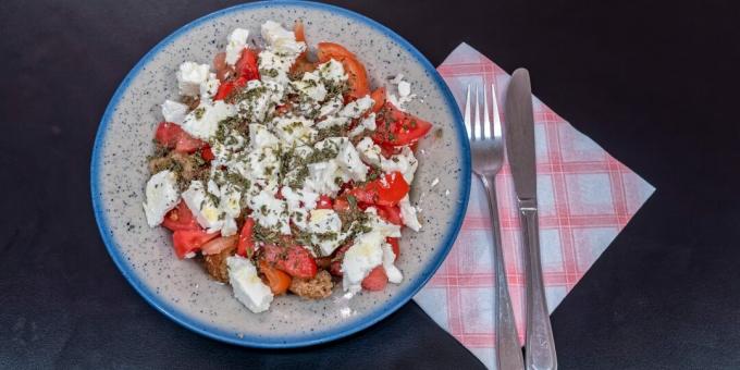 Dakos – griechischer Salat mit Croutons, Tomaten und Feta