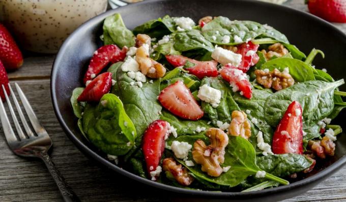 Salat mit Erdbeeren, Spinat, Nüssen und Feta