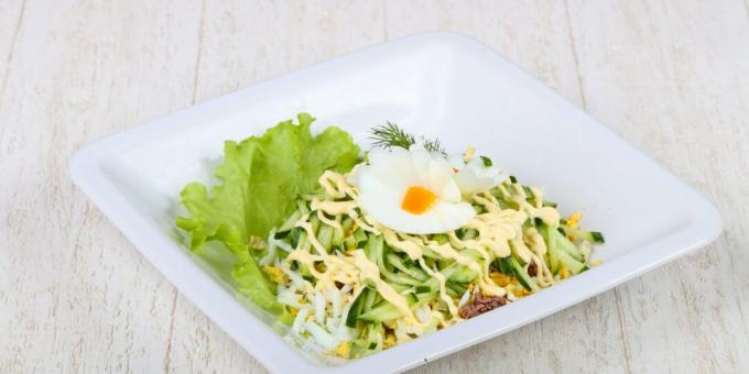 Salat mit Rindfleisch, Eiern und Gurken