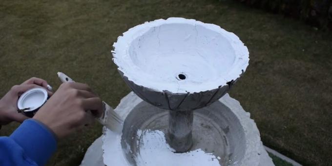Wie man einen Brunnen mit eigenen Händen macht: Bauen Sie die Struktur zusammen und bemalen Sie