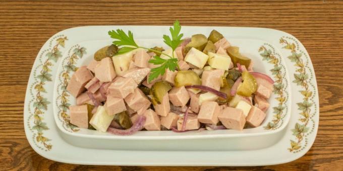 Schneller Salat mit Brühwurst, Käse und Gurken