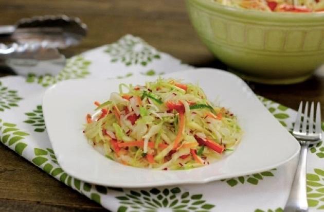 Vitamin-Salat mit Kohl und Paprika