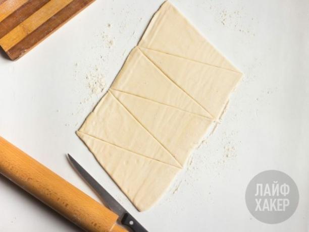 Puffring mit Schinken und Käse: ausrollen und in Puffteig schneiden