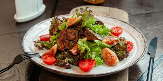Warmer Salat mit Hühnerleber und Feigen