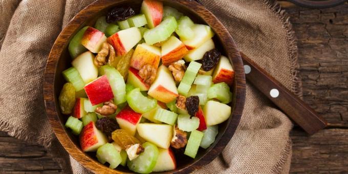 Salat mit Sellerie, Apfel, Rosinen und Nüssen
