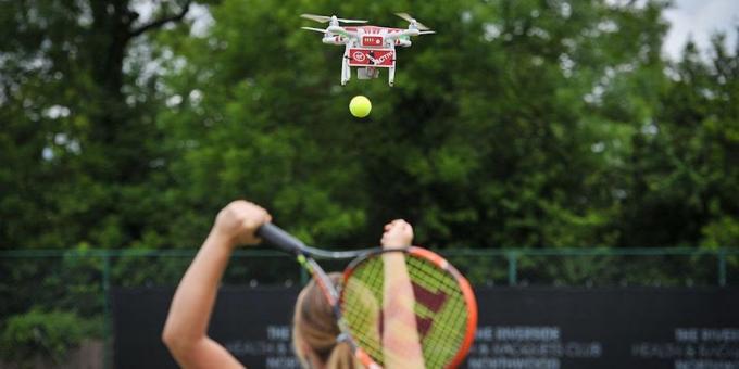 Drone hilft Tennisspieler