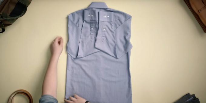 Wie ein Hemd falten: Biegung der Arm nach oben