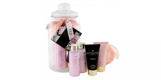Make-up-Kits gehören ein Spa-Kit mit samtigen Aroma von Rose und Himbeere