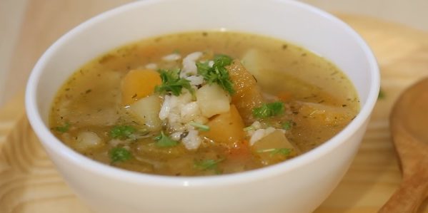 Gerichte aus einer Rübe: Gemüsesuppe mit Kohlrabi und Reis