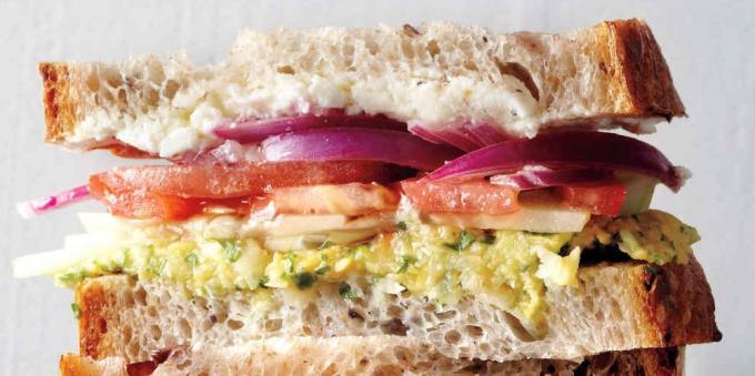 Sandwich mit einer griechischen Salat und Kichererbsenpaste
