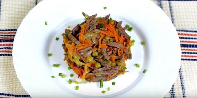 Salat mit in Dosen Erbsen, Karotten und Hühnerherzen