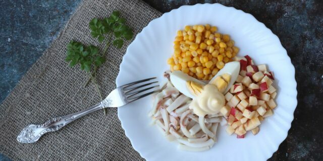 Salat mit Tintenfisch, Mais und Apfel