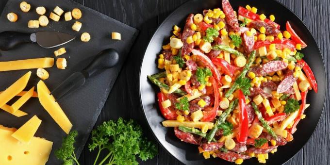 Salat mit Wurst, Mais und Paprika