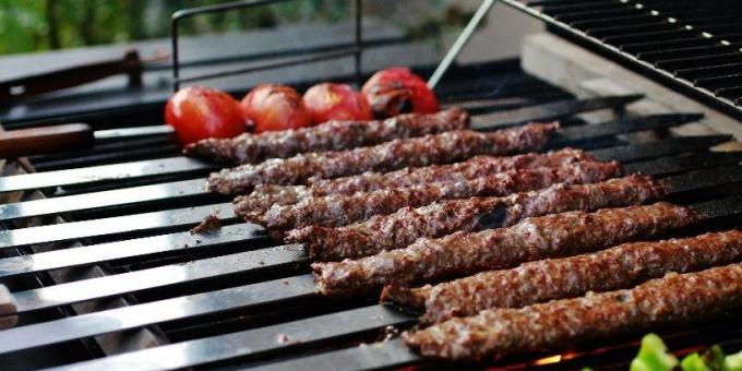 Wie ein Kebab auf dem Grill kochen