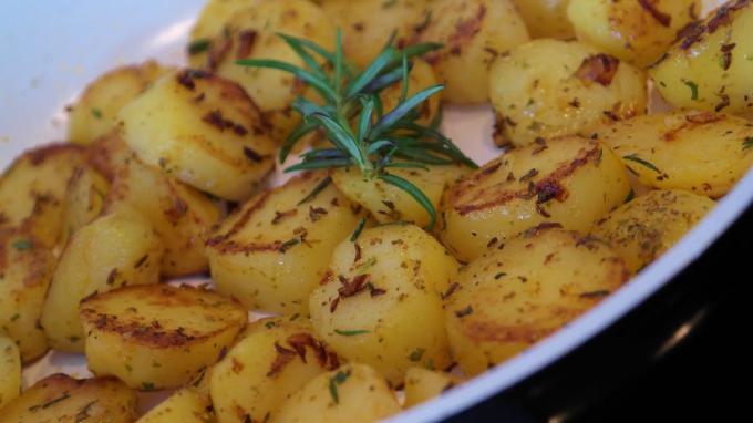 Wie braten die Kartoffeln mit Zwiebeln, Kümmel und Rosmarin