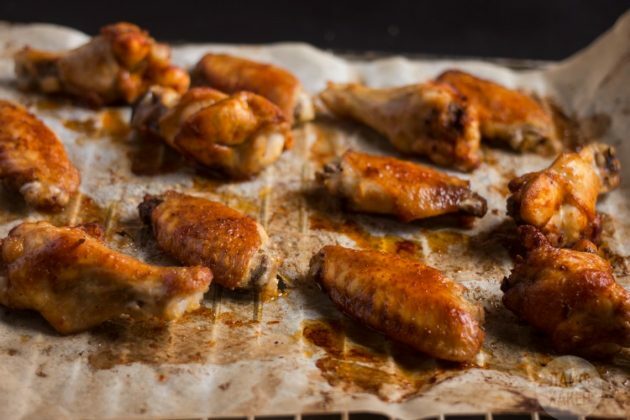 Knusprige Flügel im Ofen werden bei 210 Grad gekocht