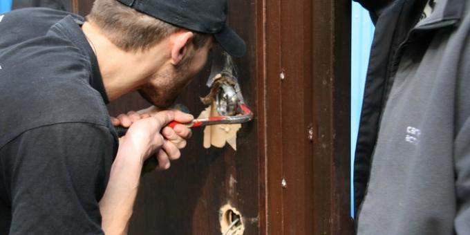 Was tun, wenn Sie die Schlüssel zur Wohnung verlieren: Öffnen des Türschlosses